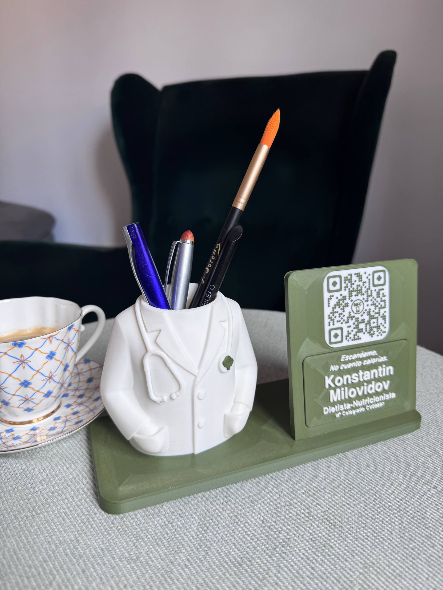 Accesorio de escritorio personalizado junto a una taza de café