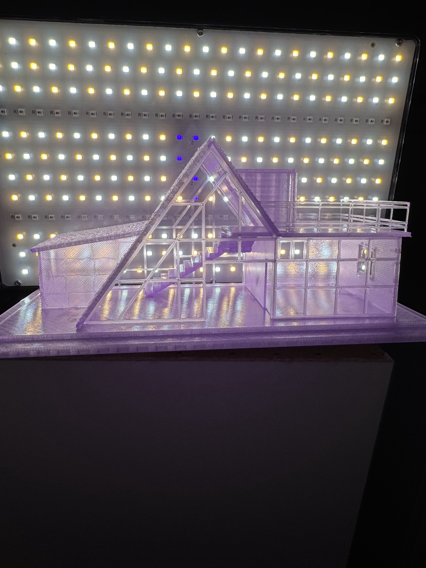 Chalet contemporáneo retroiluminado mostrando la estructura interior