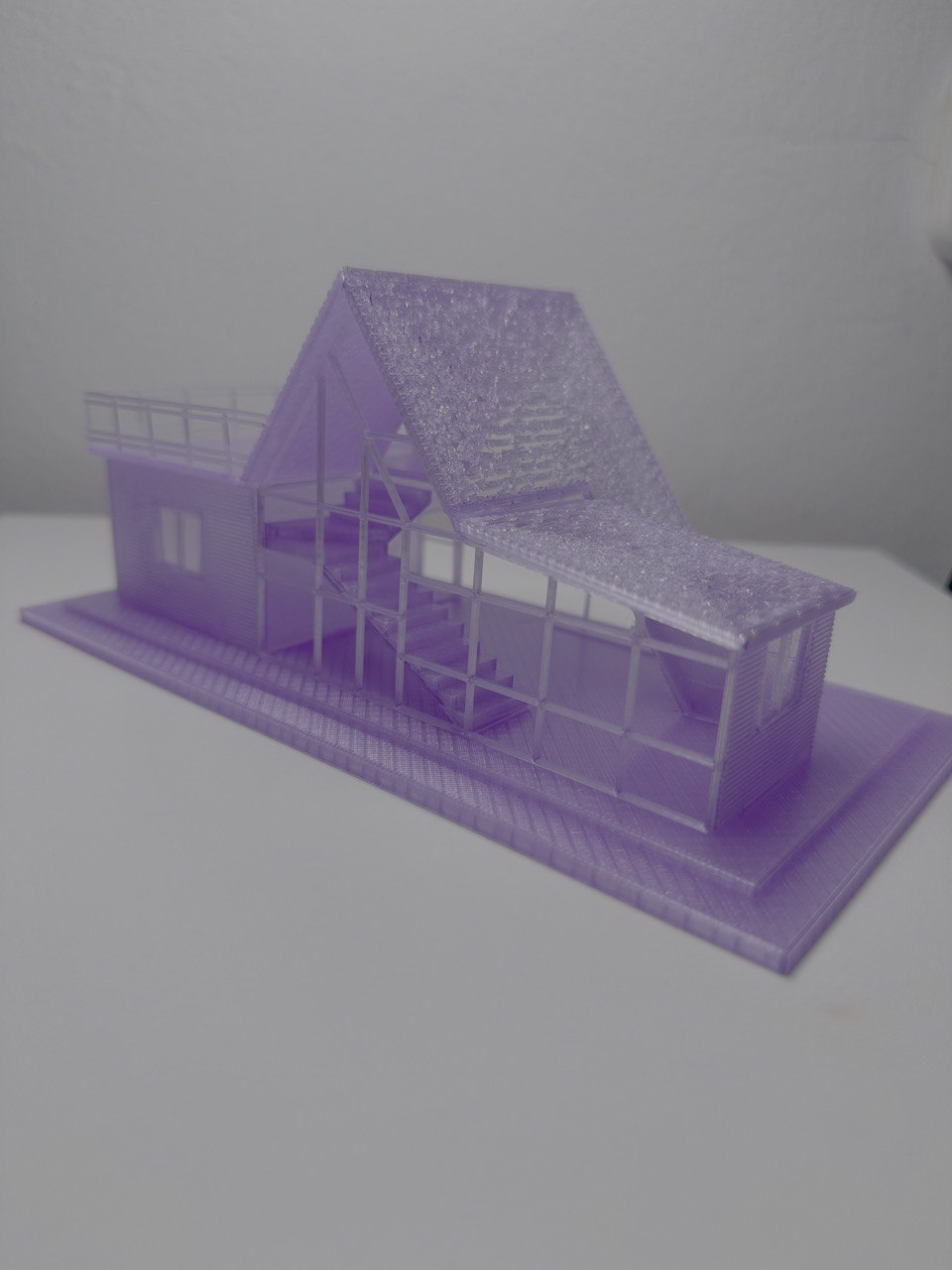 Vista lateral del chalet en PETG semitransparente