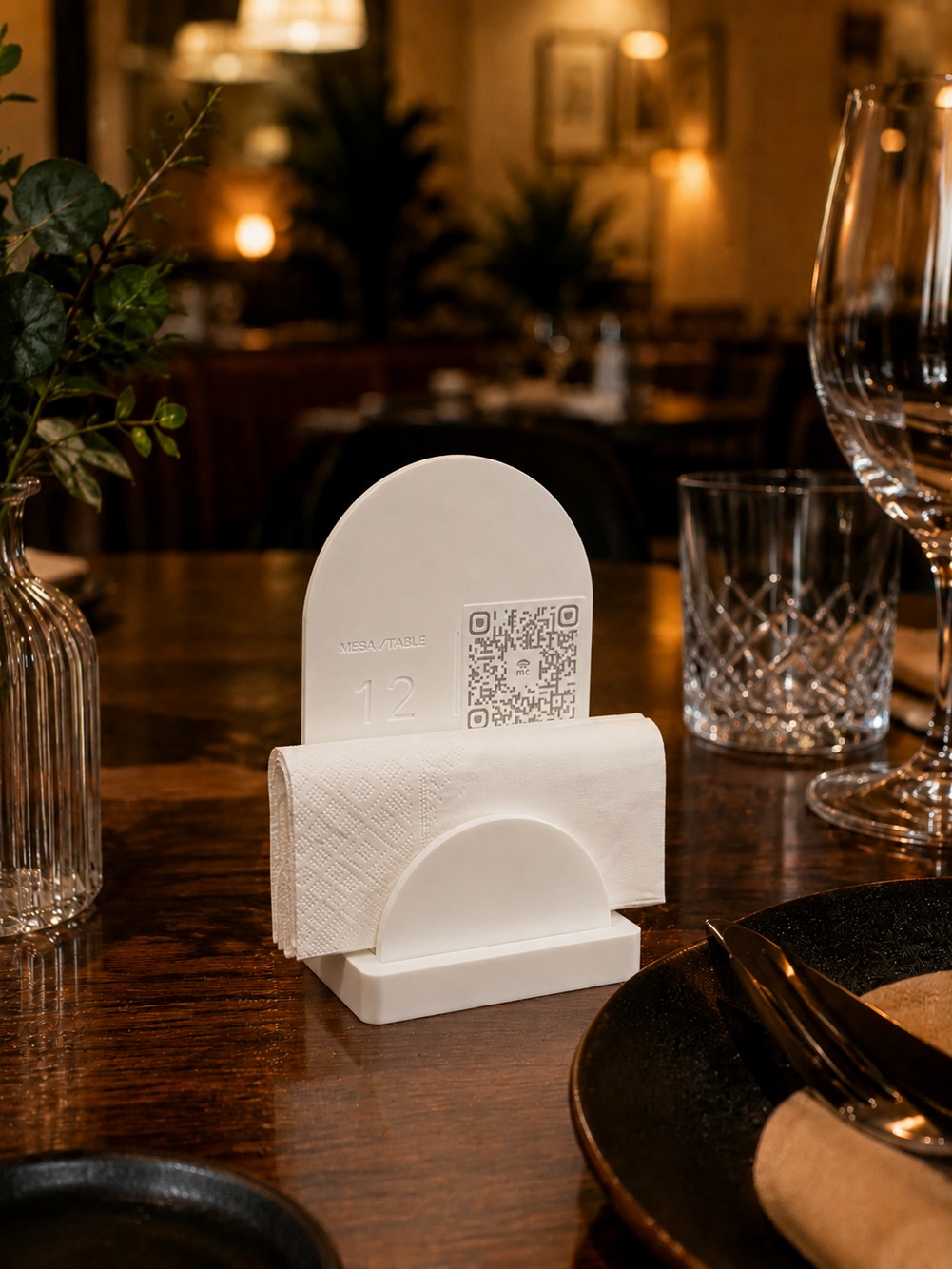 Portaservilletas Smart impreso en 3D con número de mesa 12 y código QR sobre una mesa de restaurante