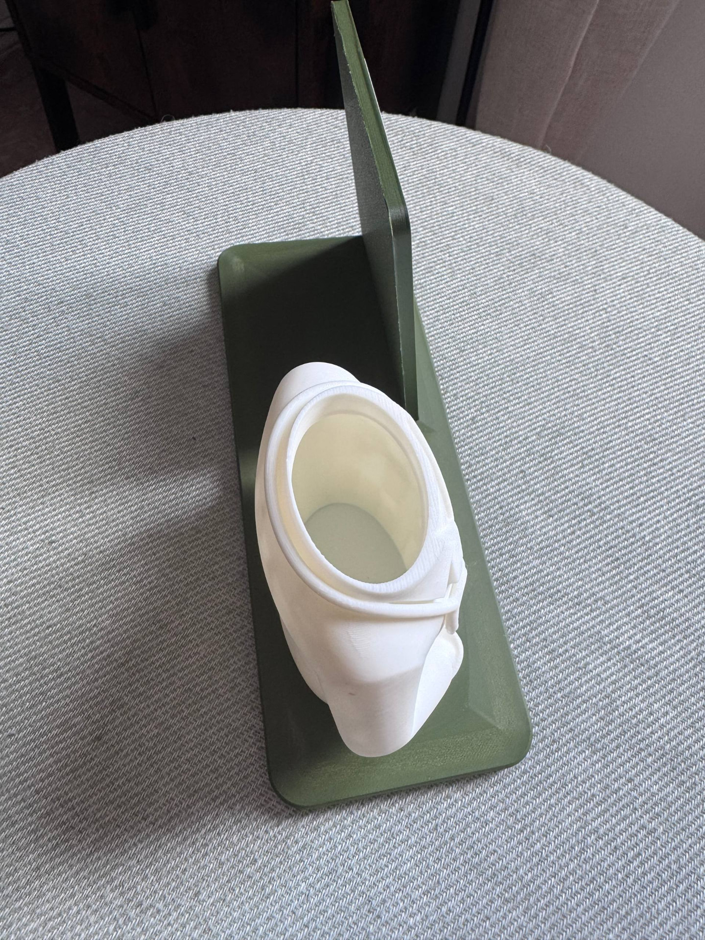 Pieza decorativa de escritorio con busto blanco sobre base verde