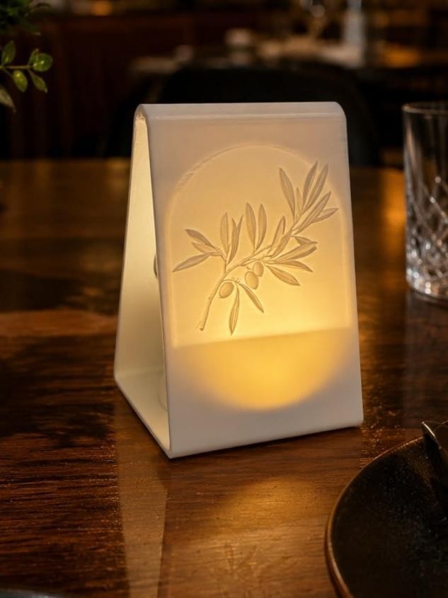 Farolillo de mesa impreso en 3D con relieve de rama de olivo iluminado desde dentro