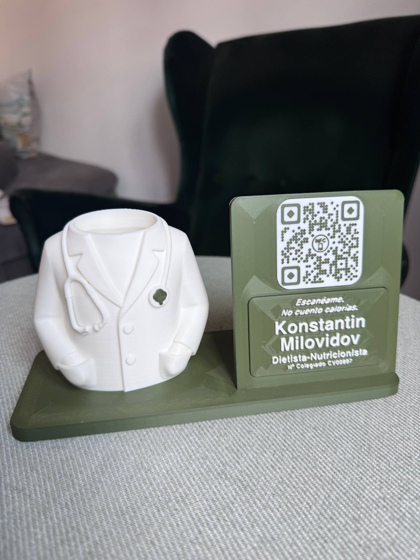 Accesorio de escritorio personalizado con bata, fonendoscopio, código QR y placa con nombre