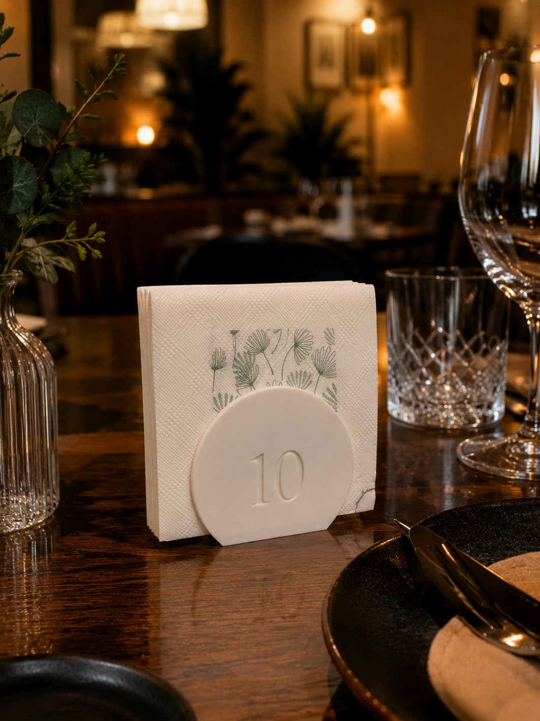 Numerador de mesa impreso en 3D con el número 10 en relieve